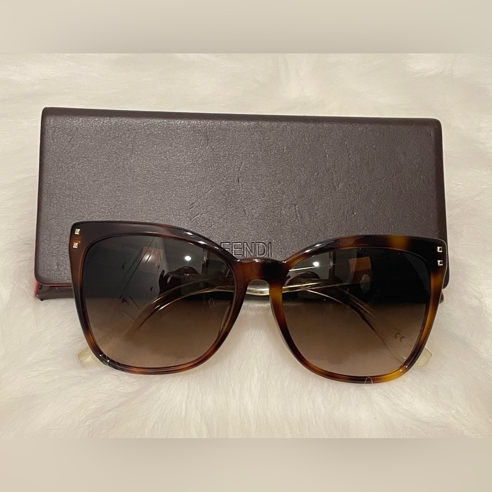 Brown Fendi women’s sunglasses!! Very lightly loved! Minimal wear!